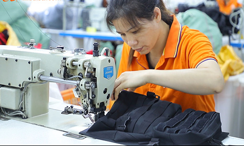 ouvrier fabriquant des sacs